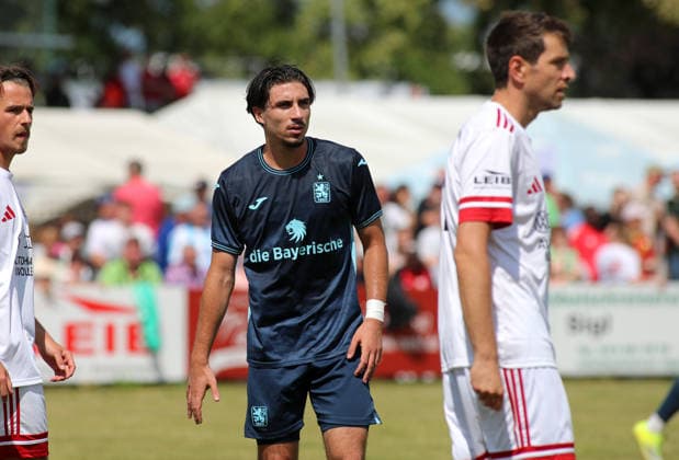 Fussball, Herren, Saison 2026 2027, TSV Moorenweis - TSV 1860 München, Testspiel, Vorbereitung Cristian Leone (TSV 1860 München) stehend Kopf, Oberkörper *** Soccer, Men s, 2026–2027 Season, TSV Moorenweis vs. TSV 1860 Munich, Friendly Match, Preseason; Cristian Leone of TSV 1860 Munich, standing on his head, upper body