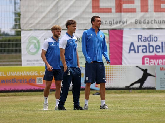Fussball, Herren, Saison 2026 2027, TSV Moorenweis - TSV 1860 München, Testspiel, Vorbereitung Matthew Collins (TSV 1860 München) mit Emre Erdogan (TSV 1860 München) und Samuel Althaus (TSV 1860 München) (v.l.n.r.) zusammen stehend *** Soccer, Men s, 2026–2027 Season, TSV Moorenweis vs. TSV 1860 Munich, Friendly Match, Preseason: Matthew Collins (TSV 1860 Munich) standing alongside Emre Erdogan (TSV 1860 Munich) and Samuel Althaus (TSV 1860 Munich), from left to right