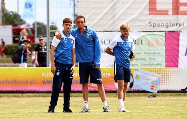 Fussball, Herren, Saison 2026 2027, TSV Moorenweis - TSV 1860 München, Testspiel, Vorbereitung Emre Erdogan (TSV 1860 München) (li.) umarmt mit Samuel Althaus (TSV 1860 München) (mitte) und Matthew Collins (TSV 1860 München) stehend *** Soccer, Men s, 2026–2027 Season, TSV Moorenweis vs. TSV 1860 Munich, Friendly Match, Preseason: Emre Erdogan (TSV 1860 Munich, left) hugs Samuel Althaus (TSV 1860 Munich, center) and Matthew Collins (TSV 1860 Munich, standing)