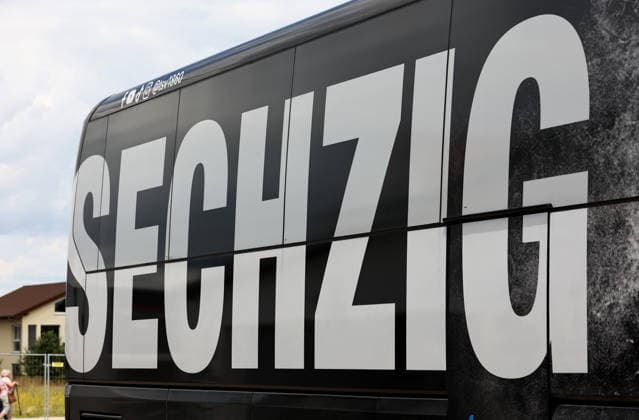 Fussball, Herren, Saison 2026 2027, TSV Moorenweis - TSV 1860 München, Testspiel, Vorbereitung Hier der Mannschaftsbus des TSV 1860 München mit dem Schriftzug Sechzig an der Seite *** Soccer, Men s, 2026–2027 Season, TSV Moorenweis vs. TSV 1860 Munich, Friendly Match, Preseason Here is the TSV 1860 Munich team bus with the word Sechzig written on the side