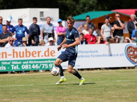 Fussball, Herren, Saison 2026 2027, TSV Moorenweis - TSV 1860 München, Testspiel, Vorbereitung Julian Bell (TSV 1860 München) mit Ball im Angriff *** Soccer, Men s, 2026–2027 Season, TSV Moorenweis vs. TSV 1860 Munich, Friendly Match, Preseason: Julian Bell of TSV 1860 Munich with the ball on the attack