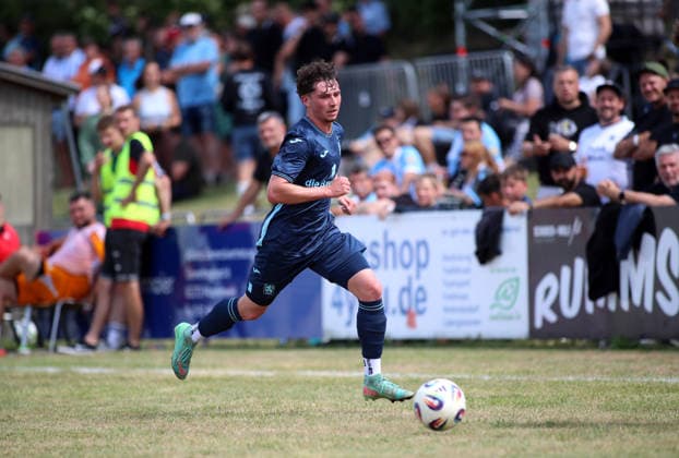 Fussball, Herren, Saison 2026 2027, TSV Moorenweis - TSV 1860 München, Testspiel, Vorbereitung Lance Fiedler (TSV 1860 München) mit Ball im Angriff *** Soccer, Men s, 2026–2027 Season, TSV Moorenweis vs. TSV 1860 Munich, Friendly Match, Preseason: Lance Fiedler of TSV 1860 Munich with the ball on the attack