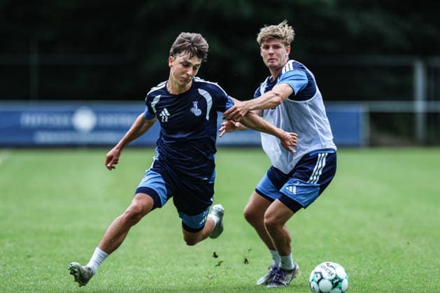 Fussball, 3.Liga Saison 2026 2027 Trainingslager MSV Duisburg Training 05.07.2026, Stadion de Wageningse Berg Simon Symalla (MSV Duisburg, 23) Frederik Christensen (MSV Duisburg, 3) Wageningen Stadion de Wageningse Berg Niederlande *** Sports, Soccer, 3rd Division, 2026–2027 Season, MSV Duisburg Training Camp, July 5, 2026, De Wageningse Berg Stadium, Simon Symalla (MSV Duisburg), 23 Frederik Christensen (MSV Duisburg), 3 Wageningen, De Wageningse Berg Stadium, Netherlands