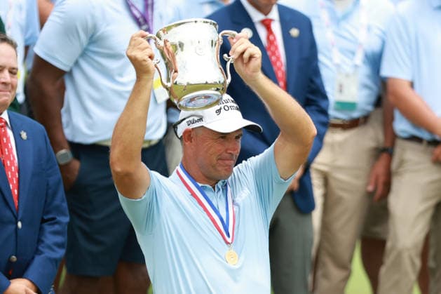 U.S. Senior Open Championship 2026 COLUMBUS, OHIO - JULY 5: Padraig Harrington of Ireland holds up the trophy after winning the U.S. Senior Open Championship 2026 at Scioto Country Club in Columbus, Ohio, USA Sunday, July 5, 2026. Columbus Ohio United States  Copyright: xJorgexLemusx originalFilename:lemus-ussenior260705_npVEB.jpg