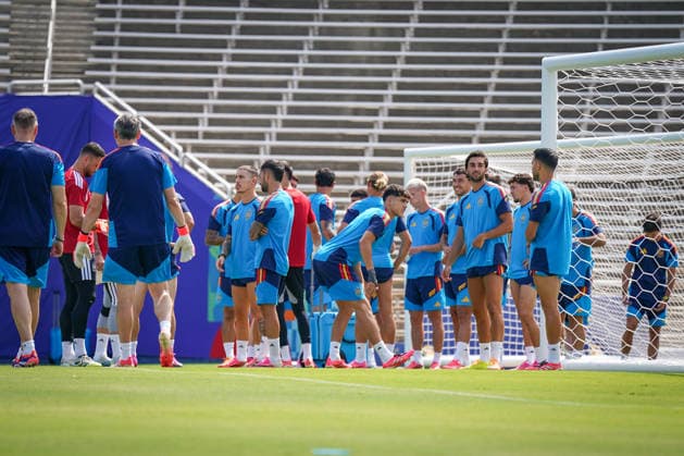 USA: Fußball FIFA World Cup, WM, Weltmeisterschaft, Fussball WM, Weltmeisterschaft, Fussball 2026, Achtelfinale, Matchday -1, Spanien vor dem Achtelfinale gegen Portugal im Cotton Bowl Stadium in Dallas, Texas: Spieler der spanischen Nationalmannschaft beim Abschlusstraining *** USA Soccer FIFA World Cup, World Cup, 2026 World Cup, Round of 16, Matchday 1, Spain ahead of its Round of 16 match against Portugal at Cotton Bowl Stadium in Dallas, Texas; players from the Spanish national team during their final practice Copyright: xJOERANxSTEINSIEKx