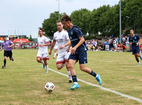 Fussball, Herren, Saison 2026 2027, TSV Moorenweis - TSV 1860 München, Testspiel, Vorbereitung Emre Erdogan (TSV 1860 München) mit Ball im Angriff *** Soccer, Men s, 2026–2027 Season, TSV Moorenweis vs. TSV 1860 Munich, Friendly Match, Preseason: Emre Erdogan of TSV 1860 Munich with the ball on the attack