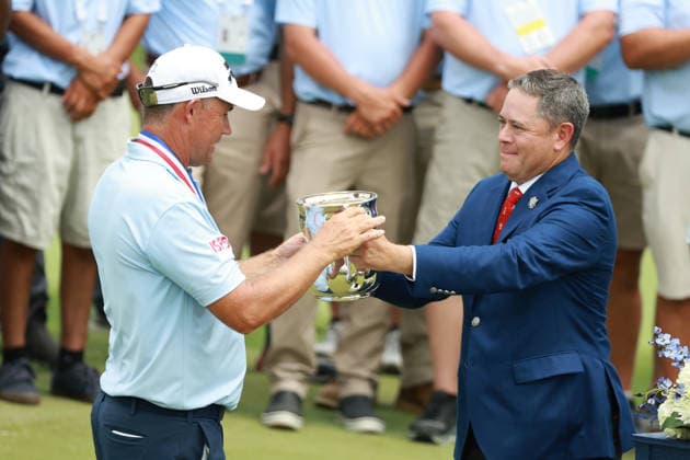 U.S. Senior Open Championship 2026 COLUMBUS, OHIO - JULY 5: Padraig Harrington of Ireland is presented with the trophy after winning the U.S. Senior Open Championship 2026 at Scioto Country Club in Columbus, Ohio, USA Sunday, July 5, 2026. Columbus Ohio United States  Copyright: xJorgexLemusx originalFilename:lemus-ussenior260705_np603.jpg