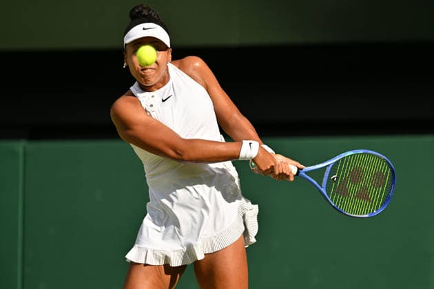 Wimbledon Tennis Championships 2026 - Day 7 LONDON, UNITED KINGDOM - JULY 5: Naomi Osaka of Japan plays in the women s singles fourth round match against Aryna Sabalenka (not seen) during day seven of The Wimbledon Tennis Championships at All England Lawn Tennis and Croquet Club on July 05, 2026 in London, United Kingdom. Ray Tang Anadolu London United Kingdom. Editorial use only. Please get in touch for any other usage.  Copyright: x2026xAnadoluxRayxTangx