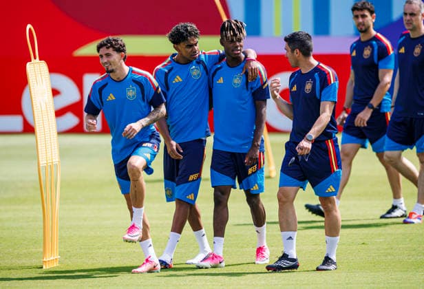 Spain national team, Nationalteam World Cup 05 07 2026 Yeremi Pino of Spain (L) Lamine Yamal of Spain (C) and Nico Williams of Spain (R) during the Spanish national team s training session at Cotton Bowl in Dallas, United States of America on July 05, 2026. Photo (PGS Photo Agency) Chattanooga usa Copyright: xPGSxPhotoxAgencyx