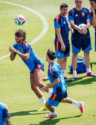 Spain national team, Nationalteam World Cup 05 07 2026 Ferran Torres of Spain (L) battles for the ball with Pablo Gavi of Spain (R) during the Spanish national team s training session at Cotton Bowl in Dallas, United States of America on July 05, 2026. Photo (PGS Photo Agency) Chattanooga usa Copyright: xPGSxPhotoxAgencyx