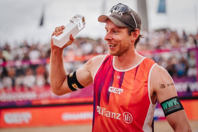 Beachvolleyball Männer Allianz German Beach Tour 2026 Tourstop München 05.07.2026 Nils Ehlers mit dem Pokal München Zentraler Hochschulsport: Beach- Bayern Deutschland *** Men s Beach Volleyball: Allianz German Beach Tour 2026, Munich Stop, July 5, 2026; Nils Ehlers with the trophy; Munich Central University Sports; Beach; Bavaria; Germany