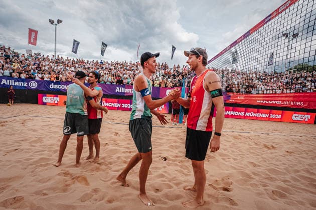 Beachvolleyball Männer Allianz German Beach Tour 2026 Tourstop München 05.07.2026 Shake Hands nach dem Spiel v.l. Tilo Rietschel, Lui Wüst, Momme Lorenz und Nils Ehlers München Zentraler Hochschulsport: Beach- Bayern Deutschland *** Men s Beach Volleyball: Allianz German Beach Tour 2026, Munich Stop, July 5, 2026. Post-game handshake (from left): Tilo Rietschel, Lui Wüst, Momme Lorenz, and Nils Ehlers. Munich Central University Sports, Beach, Bavaria, Germany
