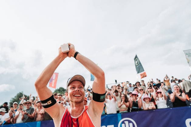 Beachvolleyball Männer Allianz German Beach Tour 2026 Tourstop München 05.07.2026 Nils Ehlers mit dem Pokal München Zentraler Hochschulsport: Beach- Bayern Deutschland *** Men s Beach Volleyball: Allianz German Beach Tour 2026, Munich Stop, July 5, 2026; Nils Ehlers with the trophy; Munich Central University Sports; Beach; Bavaria; Germany