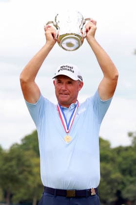 U.S. Senior Open Championship COLUMBUS, OHIO - JULY 5: Tournament winner Padraig Harrington of Ireland poses with the trophy on the 18th green during the award ceremony at the conclusion of the final round of the 46th U.S. Senior Open Championship 2026 at Scioto Country Club in Columbus, Ohio, USA, July 5, 2026. Columbus Ohio United States  Copyright: xAmyxLemusx originalFilename:lemus-ussenior260705_np0kw.jpg
