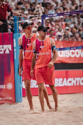 Beachvolleyball Männer Allianz German Beach Tour 2026 Tourstop München 05.07.2026 v.l. Momme Lorenz und Tilo Rietschel München Zentraler Hochschulsport: Beach- Bayern Deutschland *** Men s Beach Volleyball: Allianz German Beach Tour 2026, Munich Stop, July 5, 2026; from left: Momme, Lorenz, and Tilo Rietschel; Munich Central University Sports, Beach, Bavaria, Germany