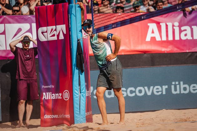 Beachvolleyball Männer Allianz German Beach Tour 2026 Tourstop München 05.07.2026 Tilo Rietschel enttäuscht am Nestpfosten München Zentraler Hochschulsport: Beach- Bayern Deutschland *** Men s Beach Volleyball: Allianz German Beach Tour 2026, Munich Stop, July 5, 2026; Tilo Rietschel Disappointed at the Net Post; Munich Central University Sports; Beach Bayern; Germany