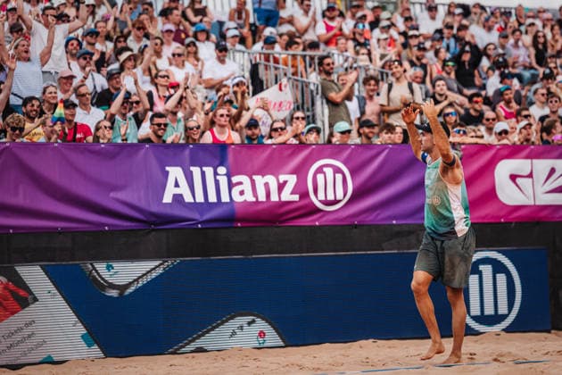 Beachvolleyball Männer Allianz German Beach Tour 2026 Tourstop München 05.07.2026 Tilo Rietschel heizt das Publikum ein München Zentraler Hochschulsport: Beach- Bayern Deutschland *** Men s Beach Volleyball: Allianz German Beach Tour 2026, Munich Stop, July 5, 2026—Tilo Rietschel gets the crowd fired up—Munich Central University Sports, Beach, Bavaria, Germany