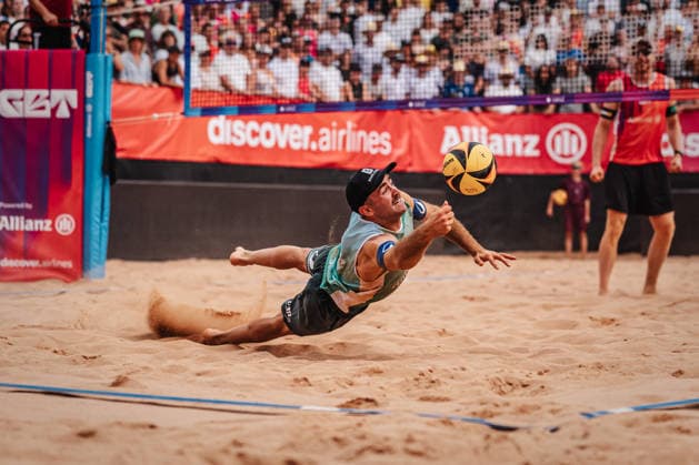 Beachvolleyball Männer Allianz German Beach Tour 2026 Tourstop München 05.07.2026 Tilo Rietschel springt zum Ball München Zentraler Hochschulsport: Beach- Bayern Deutschland *** Men s Beach Volleyball: Allianz German Beach Tour 2026, Munich Stop, July 5, 2026; Tilo Rietschel jumps for the ball; Munich Central University Sports; Beach; Bavaria; Germany