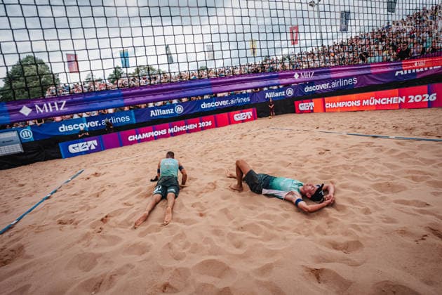 Beachvolleyball Männer Allianz German Beach Tour 2026 Tourstop München 05.07.2026 v.l. Tilo Rietschel und Momme Lorenz enttäuscht am Boden nach der Niederlage im Finale München Zentraler Hochschulsport: Beach- Bayern Deutschland *** Men s Beach Volleyball: Allianz German Beach Tour 2026, Munich Stop, July 5, 2026. From left: Tilo Rietschel and Momme Lorenz, disappointed and slumped on the ground after their loss in the final. Munich Central University Sports, Beach, Bavaria, Germany