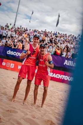 Beachvolleyball Männer Allianz German Beach Tour 2026 Tourstop München 05.07.2026 v.l. Momme Lorenz und Tilo Rietschel freuen sich nach dem Sieg im Halbfinale München Zentraler Hochschulsport: Beach- Bayern Deutschland *** Men s Beach Volleyball: Allianz German Beach Tour 2026, Munich Stop, July 5, 2026. From left: Momme Lorenz and Tilo Rietschel celebrate their victory in the semifinals. Munich Central University Sports, Beach Bayern, Germany