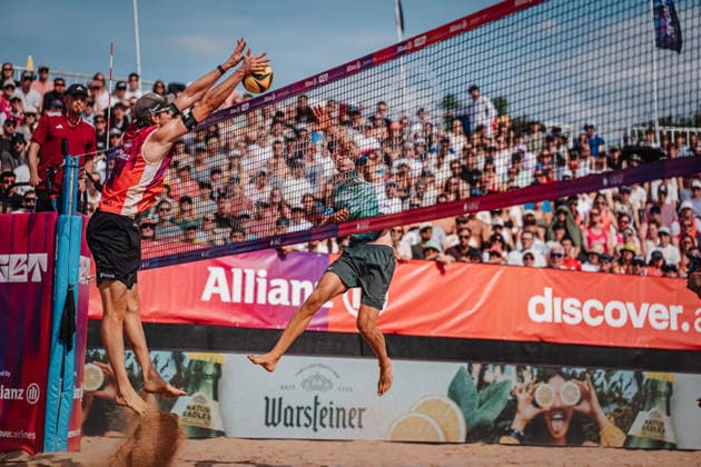 Beachvolleyball Männer Allianz German Beach Tour 2026 Tourstop München 05.07.2026 v.l. Nils Ehlers blockt Momme Lorenz München Zentraler Hochschulsport: Beach- Bayern Deutschland *** Men s Beach Volleyball: Allianz German Beach Tour 2026, Munich Stop, July 5, 2026; from left: Nils Ehlers blocks Momme Lorenz; Munich Central University Sports, Beach, Bavaria, Germany