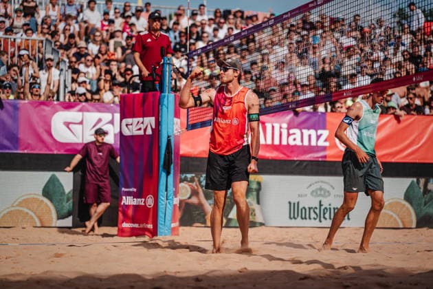 Beachvolleyball Männer Allianz German Beach Tour 2026 Tourstop München 05.07.2026 Nils Ehlers jubelt nach einem Block und spannt seinen Bizeps an München Zentraler Hochschulsport: Beach- Bayern Deutschland *** Men s Beach Volleyball: Allianz German Beach Tour 2026, Munich Stop, July 5, 2026. Nils Ehlers celebrates after a block and flexes his biceps. Munich Central University Sports, Beach Bayern, Germany
