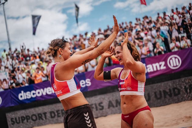 Beachvolleyball Frauen Allianz German Beach Tour 2026 Tourstop München 05.07.2026 v.l. Janne Uhl und Anna-Lena Grüne jubeln nach dem Sieg München Zentraler Hochschulsport: Beach- Bayern Deutschland *** Women s Beach Volleyball: Allianz German Beach Tour 2026, Munich Stop, July 5, 2026; from left: Janne Uhl and Anna Lena Grüne celebrate their victory; Munich, Central University Sports, Beach, Bavaria, Germany