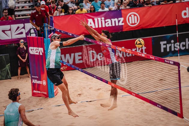 Beachvolleyball Männer Allianz German Beach Tour 2026 Tourstop München 05.07.2026 Nils Ehlers beim Angriff München Zentraler Hochschulsport: Beach- Bayern Deutschland *** Men s Beach Volleyball: Allianz German Beach Tour 2026, Munich Stop, July 5, 2026; Nils Ehlers on the attack; Munich Central University Sports; Beach; Bavaria; Germany