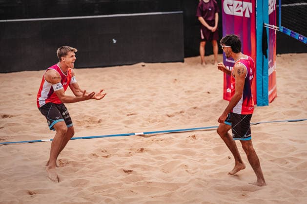 Beachvolleyball Männer Allianz German Beach Tour 2026 Tourstop München 05.07.2026 v.l. Luis Kubo und Niklas Held jubeln München Zentraler Hochschulsport: Beach- Bayern Deutschland *** Men s Beach Volleyball: Allianz German Beach Tour 2026, Munich Stop, July 5, 2026; from left: Luis Kubo and Niklas Held celebrate; Munich Central University Sports, Beach, Bavaria, Germany