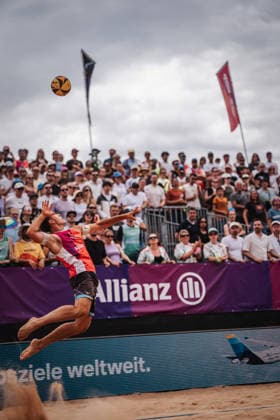Beachvolleyball Männer Allianz German Beach Tour 2026 Tourstop München 05.07.2026 Luis Kubo beim Aufschlag München Zentraler Hochschulsport: Beach- Bayern Deutschland *** Men s Beach Volleyball: Allianz German Beach Tour 2026, Munich Stop, July 5, 2026; Luis Kubo serving; Munich Central University Sports; Beach; Bavaria; Germany