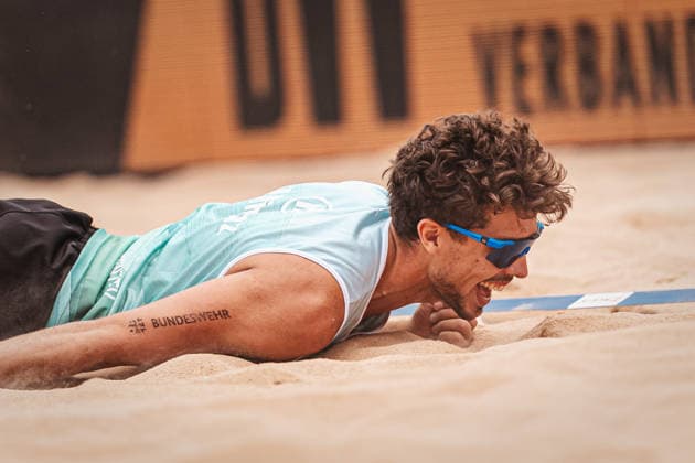 Beachvolleyball Männer Allianz German Beach Tour 2026 Tourstop München 05.07.2026 Lui Wüst jubelt am Boden München Zentraler Hochschulsport: Beach- Bayern Deutschland *** Men s Beach Volleyball: Allianz German Beach Tour 2026, Munich Stop, July 5, 2026. Lui Wüst celebrates on the court. Munich Central University Sports, Beach, Bavaria, Germany
