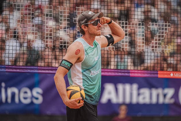 Beachvolleyball Männer Allianz German Beach Tour 2026 Tourstop München 05.07.2026 Nils Ehlers jubelt und spannt seinen Bizeps an München Zentraler Hochschulsport: Beach- Bayern Deutschland *** Men s Beach Volleyball: Allianz German Beach Tour 2026, Munich Stop, July 5, 2026. Nils Ehlers celebrates and flexes his biceps. Munich Central University Sports, Beach, Bavaria, Germany
