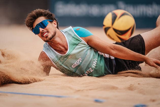 Beachvolleyball Männer Allianz German Beach Tour 2026 Tourstop München 05.07.2026 Lui Wüst verpasst den Ball München Zentraler Hochschulsport: Beach- Bayern Deutschland *** Men s Beach Volleyball: Allianz German Beach Tour 2026, Munich Stop, July 5, 2026; Lui Wüst Misses the Ball; Munich Central University Sports; Beach; Bavaria; Germany