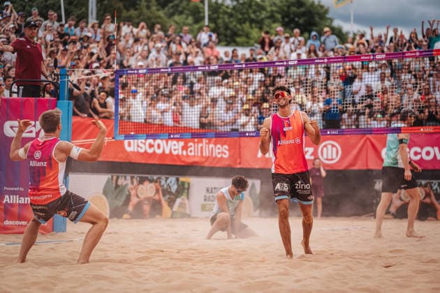Beachvolleyball Männer Allianz German Beach Tour 2026 Tourstop München 05.07.2026 v.l. Luis Kubo und Niklas Held jubeln München Zentraler Hochschulsport: Beach- Bayern Deutschland *** Men s Beach Volleyball: Allianz German Beach Tour 2026, Munich Stop, July 5, 2026; from left: Luis Kubo and Niklas Held celebrate; Munich Central University Sports, Beach, Bavaria, Germany
