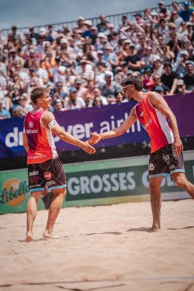 Beachvolleyball Männer Allianz German Beach Tour 2026 Tourstop München 05.07.2026 v.l. Luis Kubo und Niklas Held klatschen ein München Zentraler Hochschulsport: Beach- Bayern Deutschland *** Men s Beach Volleyball: Allianz German Beach Tour 2026, Munich Stop, July 5, 2026; from left: Luis Kubo and Niklas Held high-five; Munich Central University Sports, Beach, Bavaria, Germany