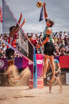 Beachvolleyball Männer Allianz German Beach Tour 2026 Tourstop München 05.07.2026 rechts Nils Ehlers beim Angriff gegen links Niklas Held München Zentraler Hochschulsport: Beach- Bayern Deutschland *** Men s Beach Volleyball: Allianz German Beach Tour 2026, Munich Stop, July 5, 2026—Nils Ehlers (right) attacking against Niklas Held (left), Munich, Central University Sports, Beach, Bavaria, Germany