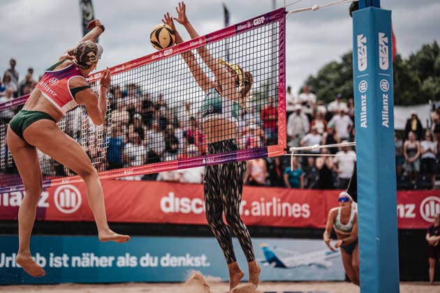 Beachvolleyball Frauen Allianz German Beach Tour 2026 Tourstop München 05.07.2026 v.l. Melanie Paul beim Angriff gegen Chenoa Christ München Zentraler Hochschulsport: Beach- Bayern Deutschland *** Women s Beach Volleyball: Allianz German Beach Tour 2026, Munich Stop, July 5, 2026; from left: Melanie Paul attacking against Chenoa Christ; Munich Central University Sports, Beach, Bavaria, Germany