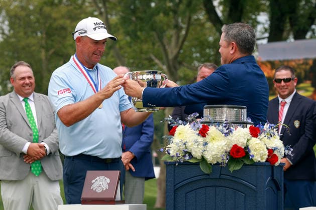U.S. Senior Open Championship COLUMBUS, OHIO - JULY 5: Tournament winner Padraig Harrington of Ireland is presented with the trophy on the 18th green during the award ceremony at the conclusion of the final round of the 46th U.S. Senior Open Championship 2026 at Scioto Country Club in Columbus, Ohio, USA, July 5, 2026. Columbus Ohio United States  Copyright: xAmyxLemusx originalFilename:lemus-ussenior260705_npIYN.jpg