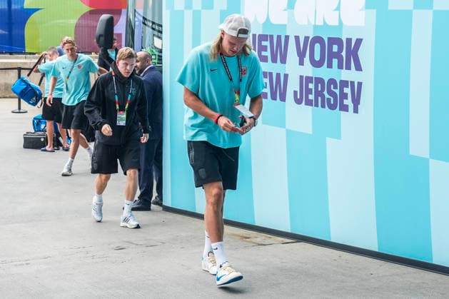 Fotball-VM 2026: Brasil - Norge East Rutherford, New Jersey , USA 20260705. Norges Erling Braut Haaland ankommer New Jersey stadion for 8-delsfinalen mellom Brasil og Norge under fotball-VM 2026. Foto: Terje Pedersen NTB East Rutherford, New Jersey USA EDITORIAL USE ONLY. RESTRICTED USE FOR BETTING COMPANIES Ref:_SPOlTDkmmQXbdM.jpg *** 2026 FIFA World Cup Brazil Norway East Rutherford, New Jersey, USA 20260705 Norway’s Erling Braut Haaland arrives at the New Jersey stadium for the Round of 16 match between Brazil and Norway during the 2026 FIFA World Cup. Photo: Terje Pedersen, NTB East Rutherford, New Jersey, USA EDITORIAL USE ONLY RESTRICTED USE FOR BETTING COMPANIES  Copyright: xTerjexPedersenx xNTBx