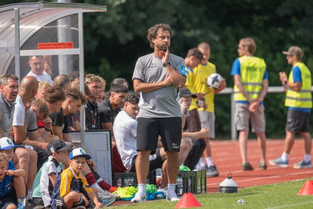 Trainer Daniel Jungwirth (SSV Ulm 1846 Fußball) nachdenklich TSV Berg vs SSV Ulm, Fussball, Freundschaftsspiel, 05.07.2026 TSV Berg vs SSV Ulm, Fussball, Freundschaftsspiel, 05.07.2026 Leutkirch *** Coach Daniel Jungwirth, SSV Ulm 1846 Soccer, pensive TSV Berg vs. SSV Ulm, Soccer, Friendly Match, July 5, 2026 TSV Berg vs. SSV Ulm, Soccer, Friendly Match, July 5, 2026, Leutkirch Copyright: xEibner-Pressefotox EP_EER