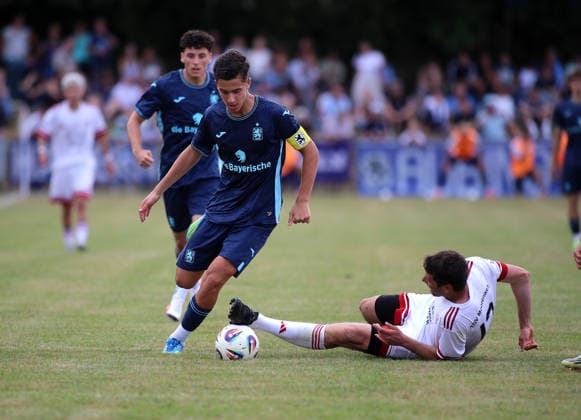 Fussball, Herren, Saison 2026 2027, TSV Moorenweis - TSV 1860 München, Testspiel, Vorbereitung Loris Husic (TSV 1860 München) mit Kapitänsbinde und Ball im Angriff *** Soccer, Men s, 2026–2027 Season, TSV Moorenweis vs. TSV 1860 Munich, Friendly Match, Preseason: Loris Husic of TSV 1860 Munich, wearing the captain s armband and dribbling the ball on the attack