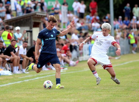 Fussball, Herren, Saison 2026 2027, TSV Moorenweis - TSV 1860 München, Testspiel, Vorbereitung Julian Bell (TSV 1860 München) (li.) spielt einen Ball *** Soccer, Men s, 2026–2027 Season, TSV Moorenweis vs. TSV 1860 Munich, Friendly Match, Preseason: Julian Bell of TSV 1860 Munich (left) kicks the ball