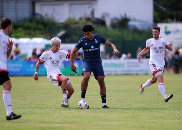Fussball, Herren, Saison 2026 2027, TSV Moorenweis - TSV 1860 München, Testspiel, Vorbereitung Arian Ortivero Calderon (TSV 1860 München) (re.) mit Ball im Zweikampf *** Soccer, Men s, 2026–2027 Season, TSV Moorenweis vs. TSV 1860 Munich, Friendly Match, Preseason: Arian Ortivero Calderon of TSV 1860 Munich in a one-on-one battle for the ball