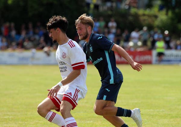 Fussball, Herren, Saison 2026 2027, TSV Moorenweis - TSV 1860 München, Testspiel, Vorbereitung Matthew Collins (TSV 1860 München) (re.) im Zweikampf *** Soccer, Men s, 2026–2027 Season, TSV Moorenweis vs. TSV 1860 Munich, Friendly Match, Preseason: Matthew Collins of TSV 1860 Munich in a one-on-one battle