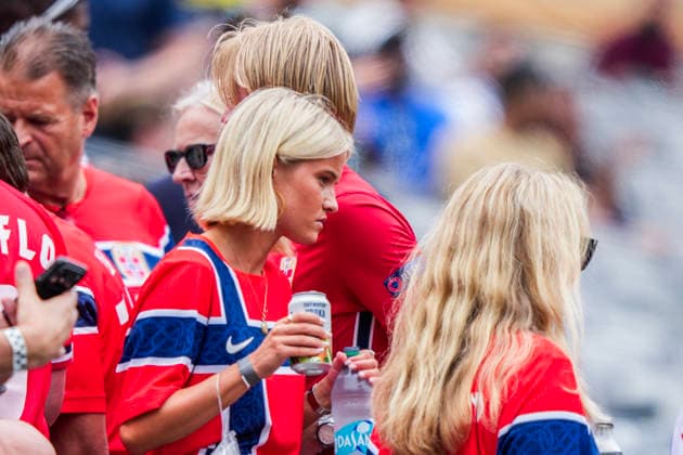 Fotball-VM 2026: Brasil - Norge East Rutherford, New Jersey , USA 20260705. Datteren til Norges landslagssjef Stale Solbakken, Ida Solbakken, for 8-delsfinalen mellom Brasil og Norge under fotball-VM 2026 pa New Jersey stadion. Foto: Fredrik Varfjell NTB East Rutherford, New Jersey USA EDITORIAL USE ONLY. RESTRICTED USE FOR BETTING COMPANIES Ref:_SPO9UFatzDhqkQ.jpg *** 2026 World Cup Brazil Norway East Rutherford, New Jersey, USA 20260705 Ida Solbakken, daughter of Norway’s national team coach Stale Solbakken, at the quarterfinal match between Brazil and Norway during the 2026 FIFA World Cup at New Jersey Stadium. Photo: Fredrik Varfjell, NTB. East Rutherford, New Jersey, USA. EDITORIAL USE ONLY. RESTRICTED USE FOR BETTING COMPANIES.  Copyright: xFredrikxVarfjellx xNTBx