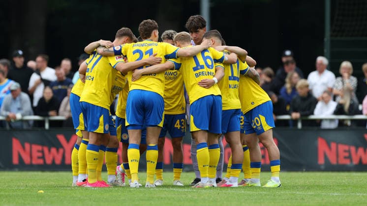 FT Braunschweig vs. Eintracht BS, Testspiel Braunschweig, 05.07.2026, Fußball, Herren, Saison 2026 27, Freie Turnen Braunschweig vs Eintracht Braunschweig, Testspiel, Eintracht Braunschweig Mannschaft im Kreis vor dem Spiel. Niedersachsen Deutschland *** FT Braunschweig vs. Eintracht BS, Friendly Match in Braunschweig, July 5, 2026, Soccer, Men s, 2026–27 season, Freie Turnen Braunschweig vs. Eintracht Braunschweig, Friendly Match, Eintracht Braunschweig team in a circle before the game, Lower Saxony, Germany
