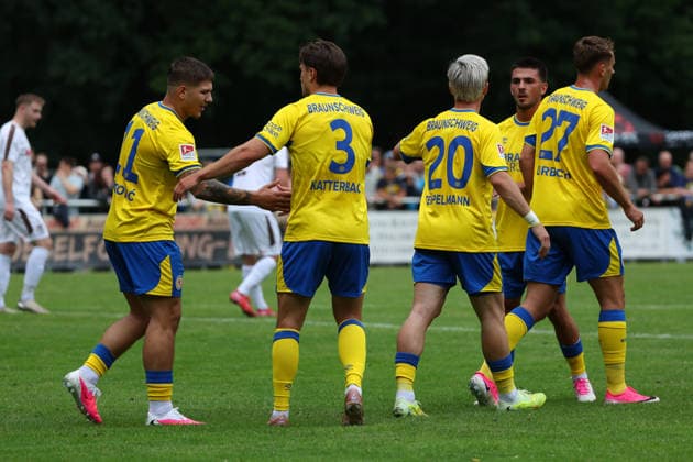 FT Braunschweig vs. Eintracht BS, Testspiel Braunschweig, 05.07.2026, Fußball, Herren, Saison 2026 27, Freie Turnen Braunschweig vs Eintracht Braunschweig, Testspiel, Torjubel, Jovan Mijatovic (Eintracht Braunschweig), Noah Ketterbach (Eintracht Braunschweig). Lino Tempelmann (Eintracht Braunschweig) Niedersachsen Deutschland *** FT Braunschweig vs. Eintracht BS, Friendly Match in Braunschweig, July 5, 2026, Soccer, Men s, 2026–27 season, Freie Turnen Braunschweig vs. Eintracht Braunschweig, Friendly Match, Goal Celebration, Jovan Mijatovic (Eintracht Braunschweig), Noah Ketterbach (Eintracht Braunschweig), Lino Tempelmann (Eintracht Braunschweig), Lower Saxony, Germany