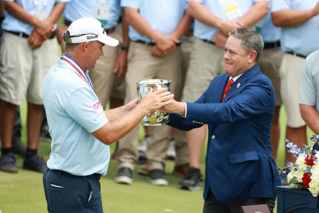 U.S. Senior Open Championship 2026 COLUMBUS, OHIO - JULY 5: Padraig Harrington of Ireland is presented with the trophy after winning the U.S. Senior Open Championship 2026 at Scioto Country Club in Columbus, Ohio, USA Sunday, July 5, 2026. Columbus Ohio United States  Copyright: xJorgexLemusx originalFilename:lemus-ussenior260705_npEe2.jpg