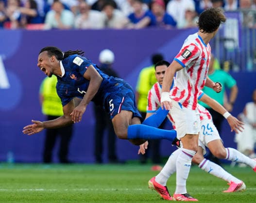 Jules Kounde (Frankreich, 5) reagiert nach einem Foul. USA, FIFA Weltmeisterschaft, Achtelfinale, Paraguay vs Frankreich, Philadelphia, 04.07.2026 FIFA Weltmeisterschaft, Achtelfinale, Paraguay vs Frankreich, Philadelphia, 04.07.2026 Philadelphia *** Jules Koundé of France, No. 5, reacts after a foul by the U.S., FIFA World Cup, Round of 16, Paraguay vs. France, Philadelphia, July 4, 2026 FIFA World Cup, Round of 16, Paraguay vs. France, Philadelphia, July 4, 2026 Philadelphia Copyright: xEibner-Pressefoto ScottxColemanx EP_SCN