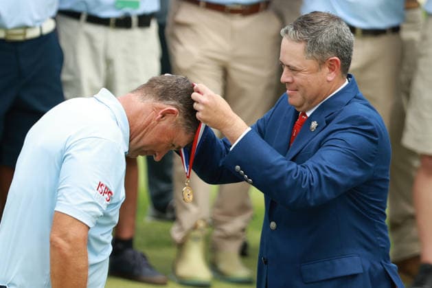U.S. Senior Open Championship 2026 COLUMBUS, OHIO - JULY 5: Padraig Harrington of Ireland is presented with a medal after winning the U.S. Senior Open Championship 2026 at Scioto Country Club in Columbus, Ohio, USA Sunday, July 5, 2026. Columbus Ohio United States  Copyright: xJorgexLemusx originalFilename:lemus-ussenior260705_npocV.jpg